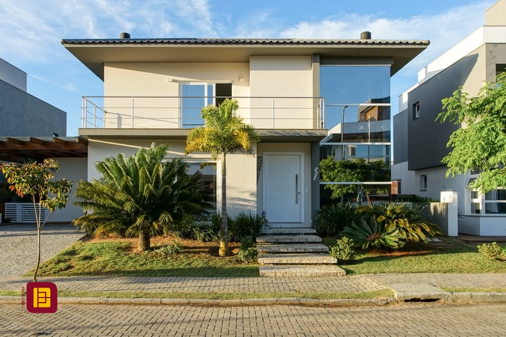 Casa com 340m², 5 quartos (sendo 2 suítes), 2 garagens, no bairro Rio Tavares em Florianópolis