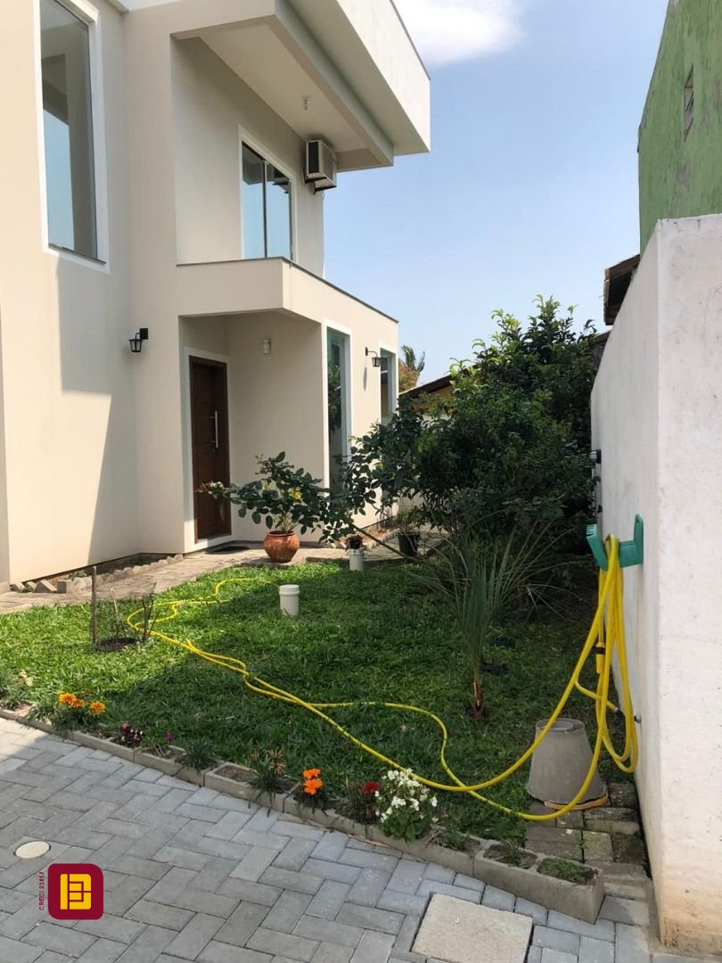 Casa com 197m², 5 quartos (sendo 1 suíte), 3 garagens, no bairro Campeche em Florianópolis