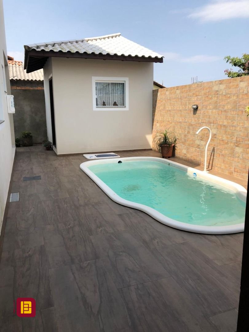 Casa com 197m², 5 quartos (sendo 1 suíte), 3 garagens, no bairro Campeche em Florianópolis