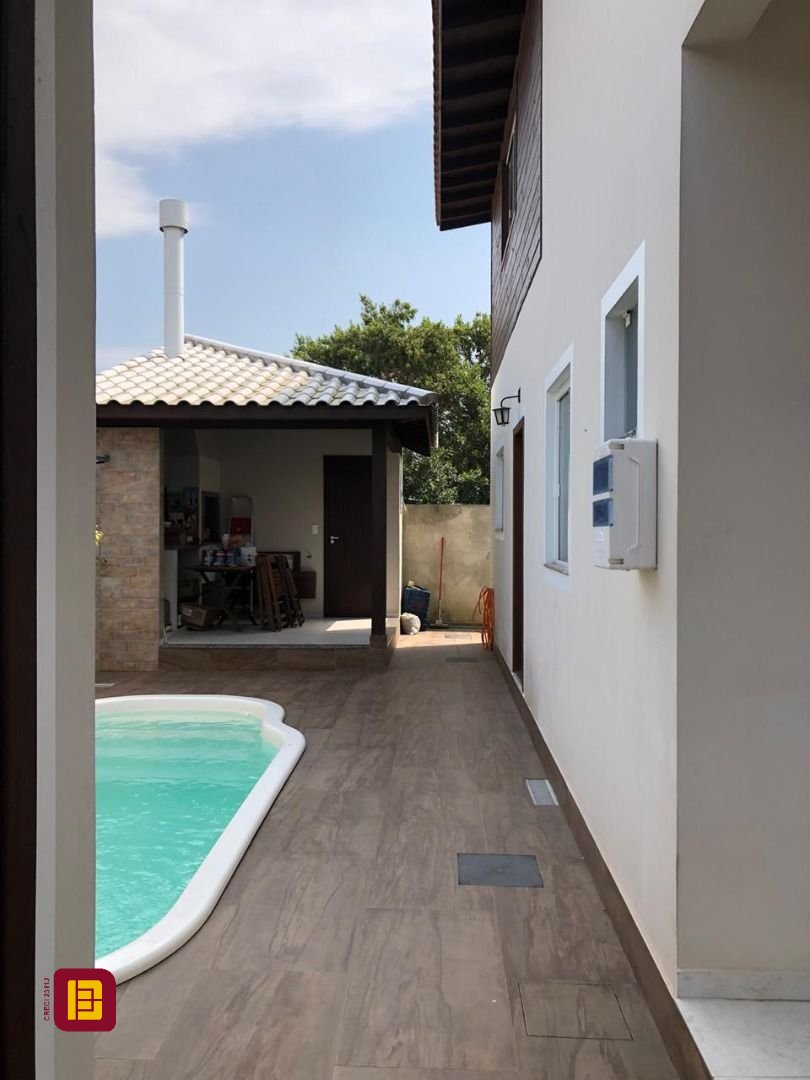 Casa com 197m², 5 quartos (sendo 1 suíte), 3 garagens, no bairro Campeche em Florianópolis