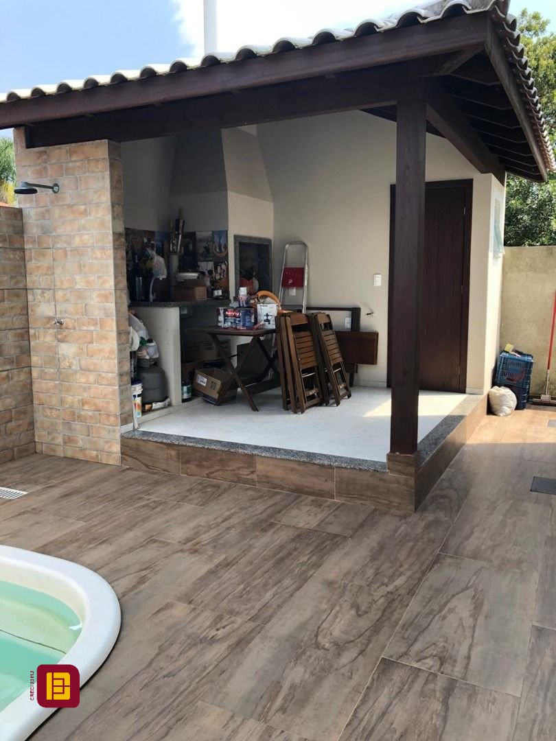 Casa com 197m², 5 quartos (sendo 1 suíte), 3 garagens, no bairro Campeche em Florianópolis