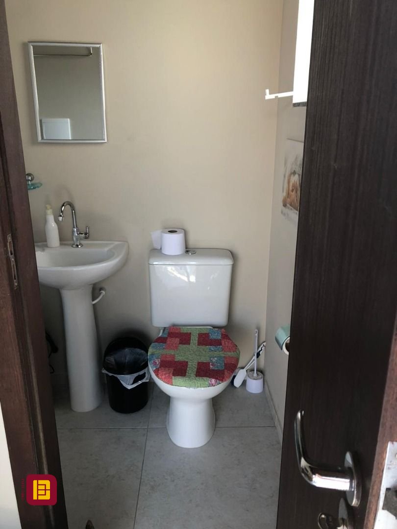 Casa com 197m², 5 quartos (sendo 1 suíte), 3 garagens, no bairro Campeche em Florianópolis