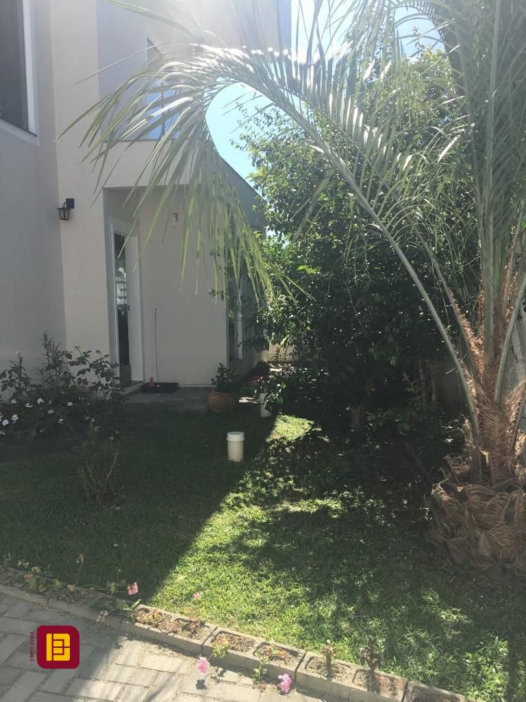 Casa com 197m², 5 quartos (sendo 1 suíte), 3 garagens, no bairro Campeche em Florianópolis