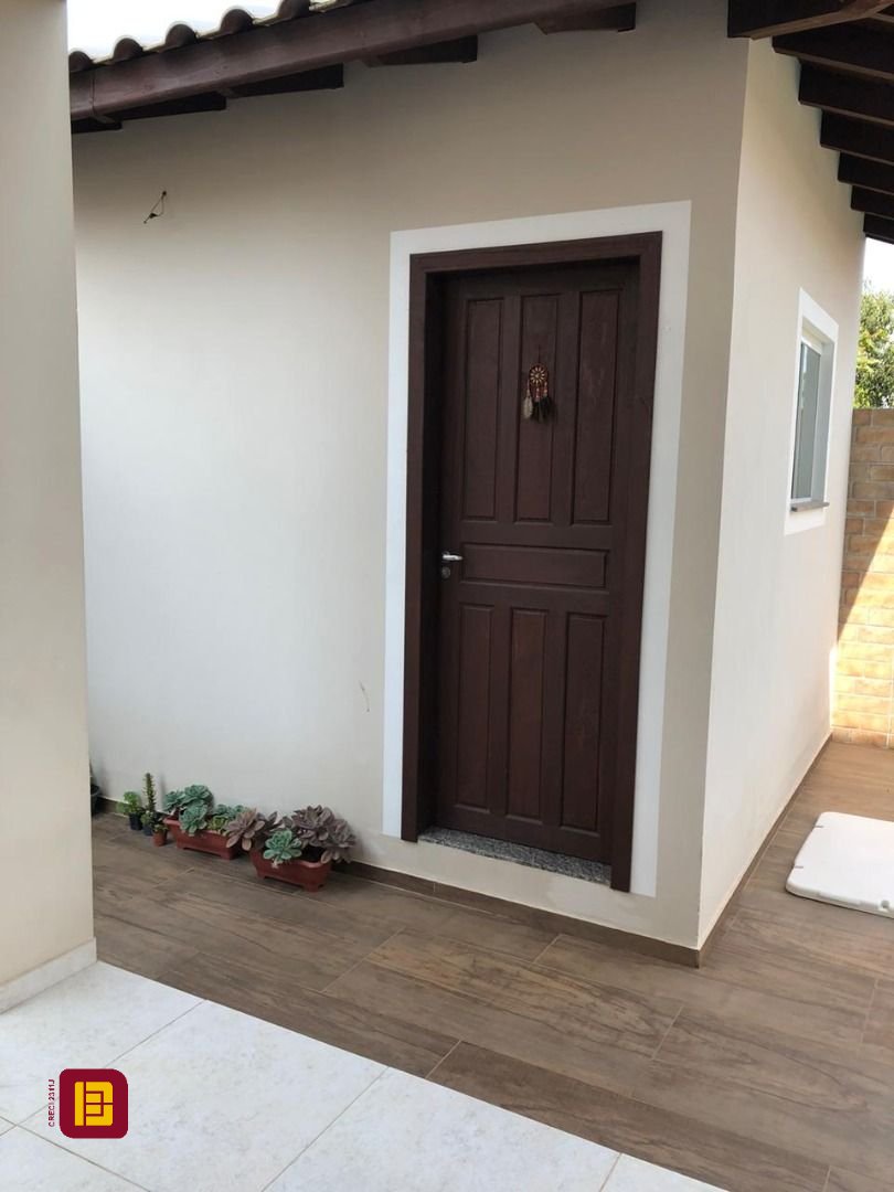Casa com 197m², 5 quartos (sendo 1 suíte), 3 garagens, no bairro Campeche em Florianópolis