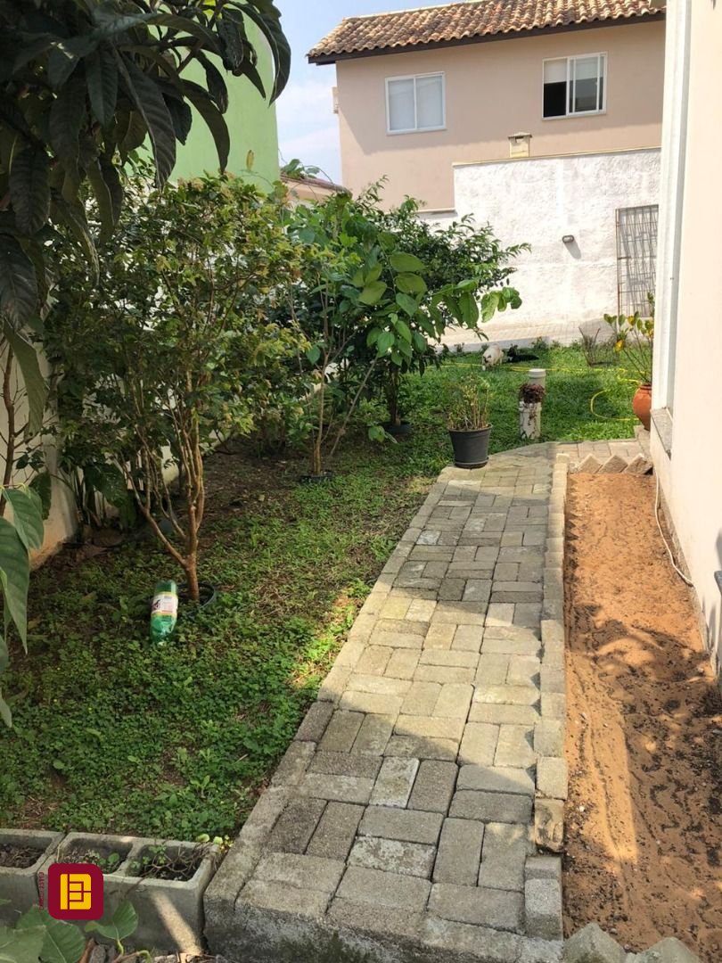Casa com 197m², 5 quartos (sendo 1 suíte), 3 garagens, no bairro Campeche em Florianópolis
