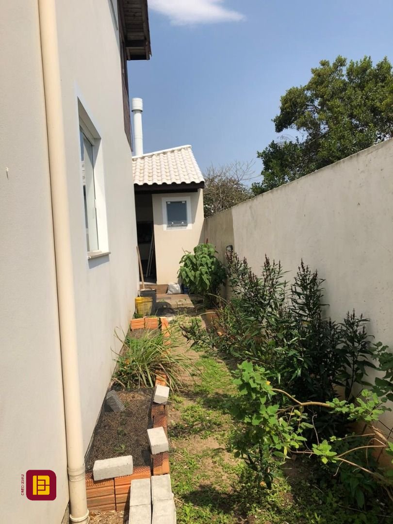 Casa com 197m², 5 quartos (sendo 1 suíte), 3 garagens, no bairro Campeche em Florianópolis