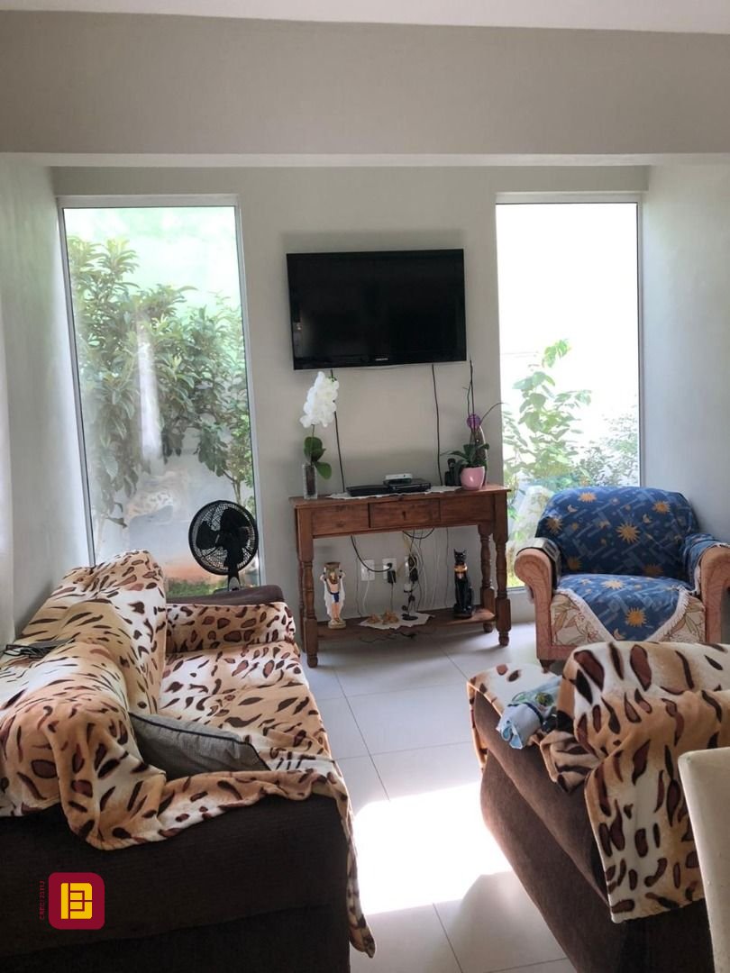 Casa com 197m², 5 quartos (sendo 1 suíte), 3 garagens, no bairro Campeche em Florianópolis