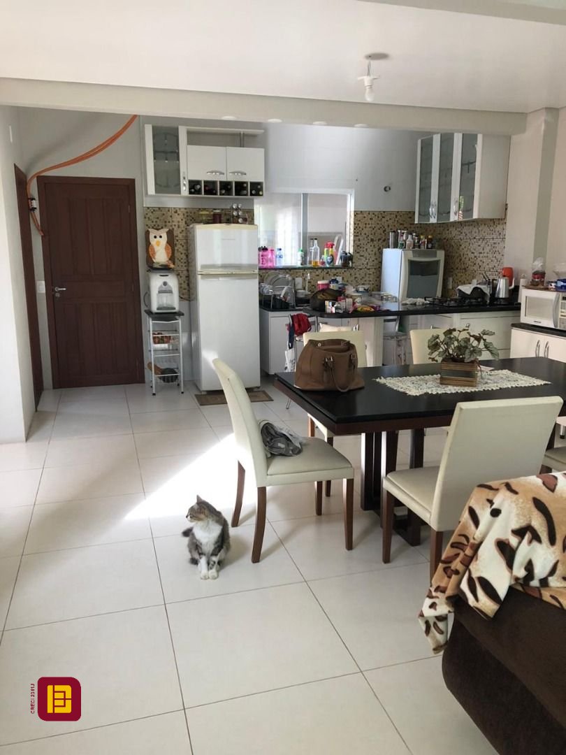 Casa com 197m², 5 quartos (sendo 1 suíte), 3 garagens, no bairro Campeche em Florianópolis