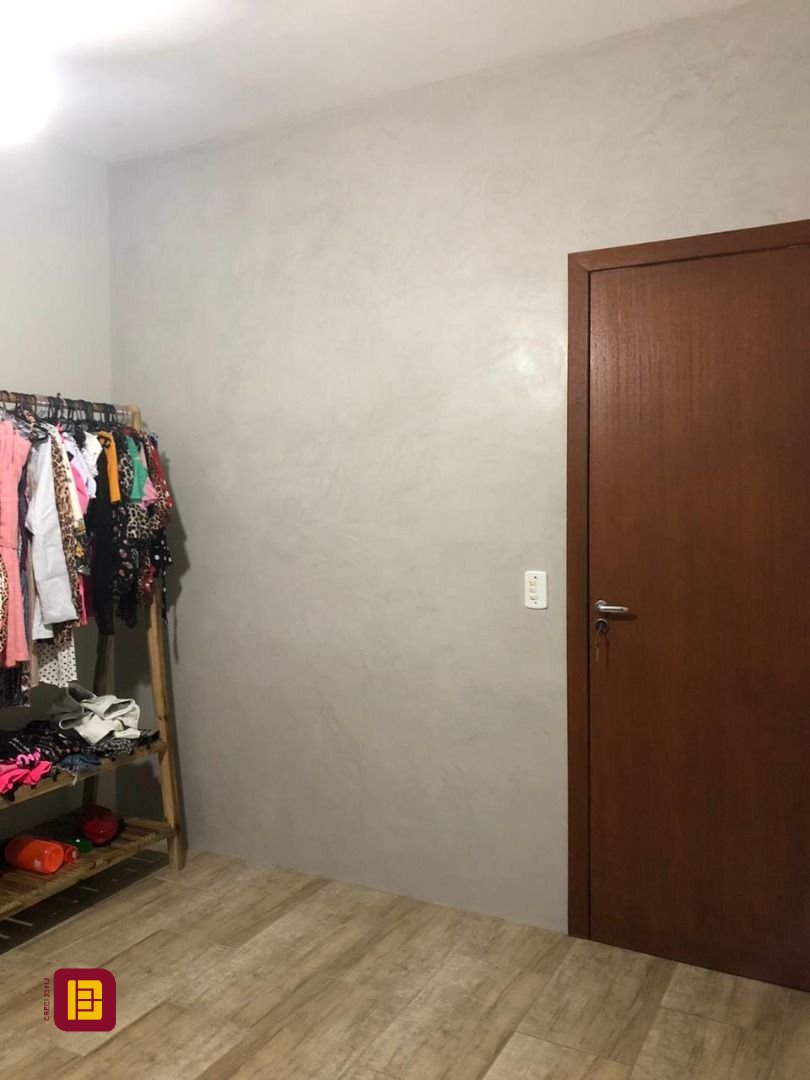 Casa com 197m², 5 quartos (sendo 1 suíte), 3 garagens, no bairro Campeche em Florianópolis