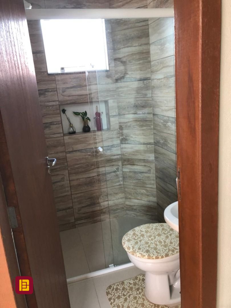 Casa com 197m², 5 quartos (sendo 1 suíte), 3 garagens, no bairro Campeche em Florianópolis