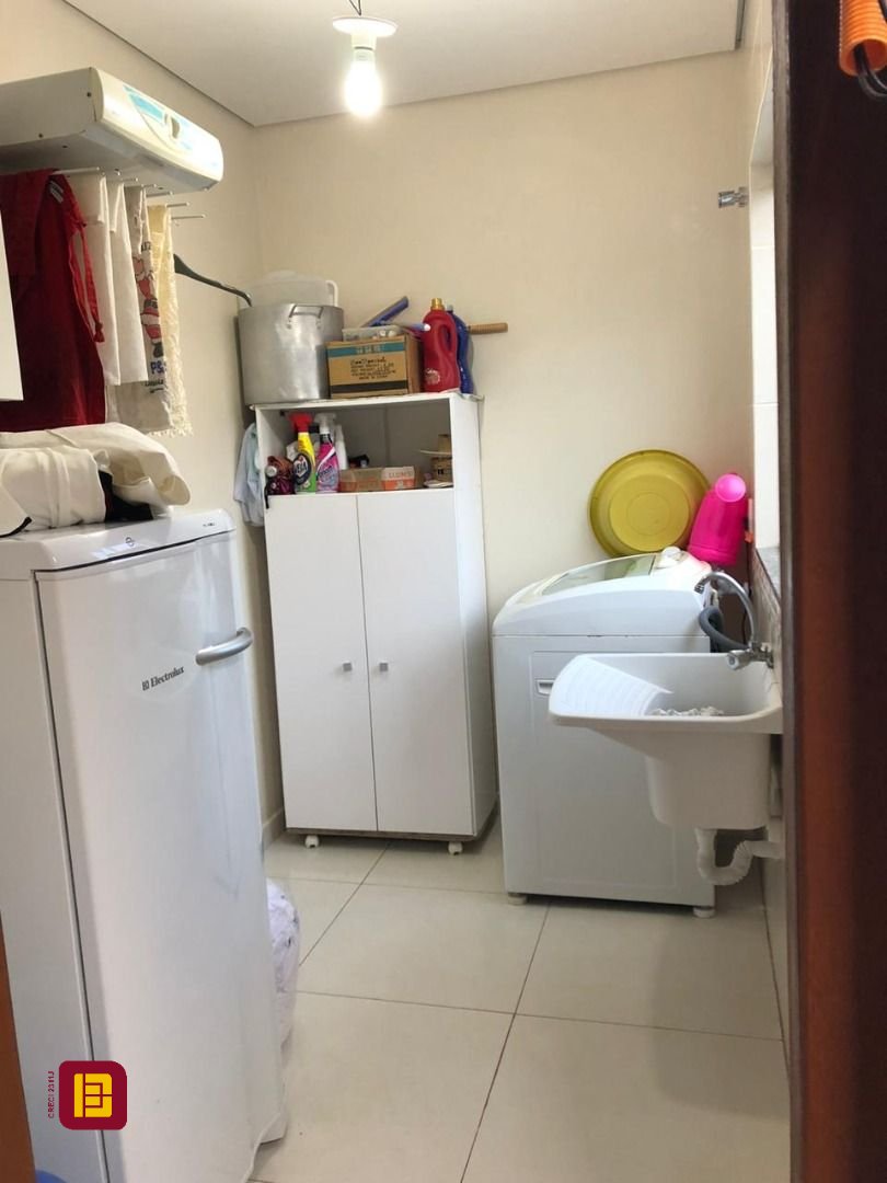 Casa com 197m², 5 quartos (sendo 1 suíte), 3 garagens, no bairro Campeche em Florianópolis