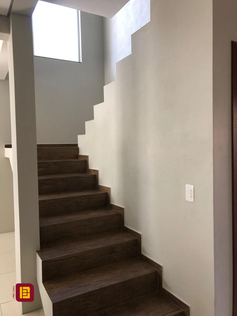 Casa com 197m², 5 quartos (sendo 1 suíte), 3 garagens, no bairro Campeche em Florianópolis