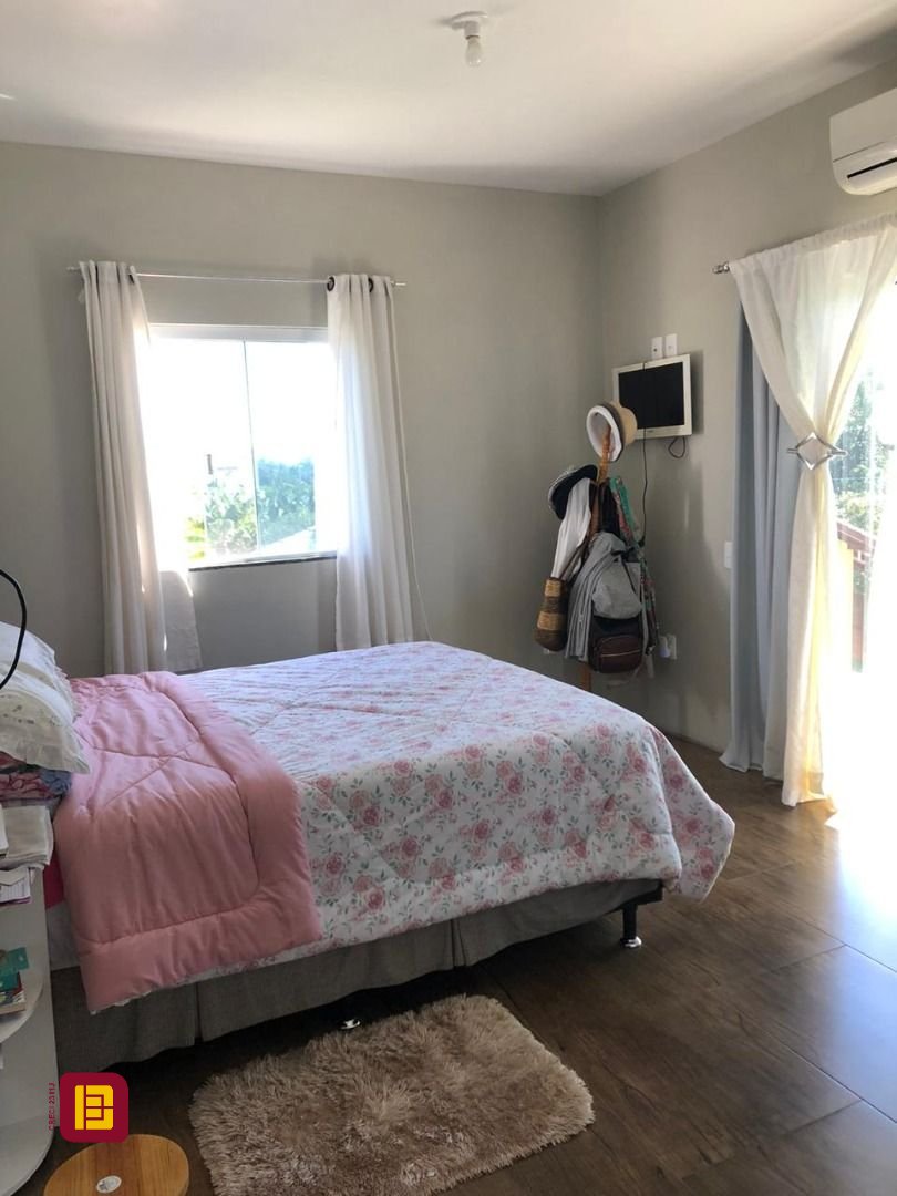 Casa com 197m², 5 quartos (sendo 1 suíte), 3 garagens, no bairro Campeche em Florianópolis