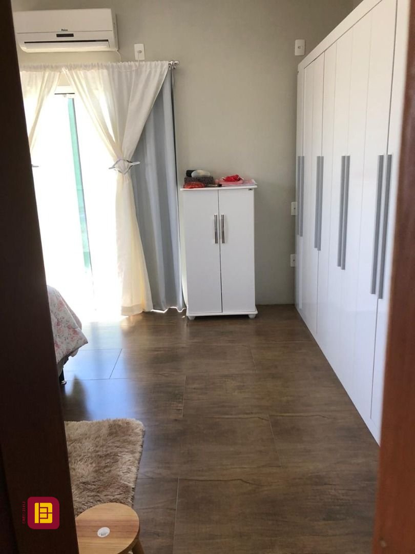 Casa com 197m², 5 quartos (sendo 1 suíte), 3 garagens, no bairro Campeche em Florianópolis