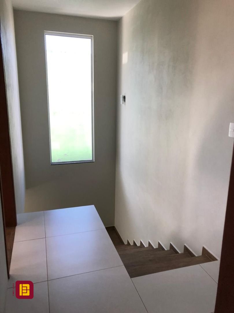Casa com 197m², 5 quartos (sendo 1 suíte), 3 garagens, no bairro Campeche em Florianópolis