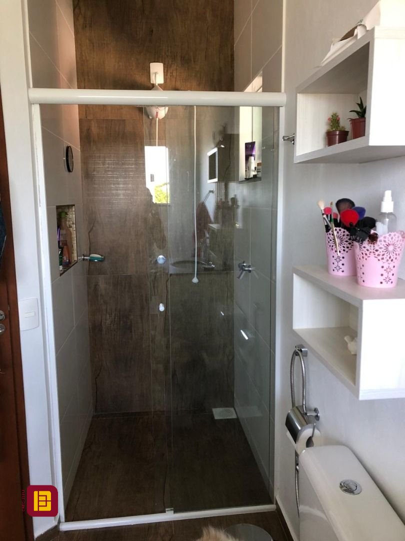 Casa com 197m², 5 quartos (sendo 1 suíte), 3 garagens, no bairro Campeche em Florianópolis