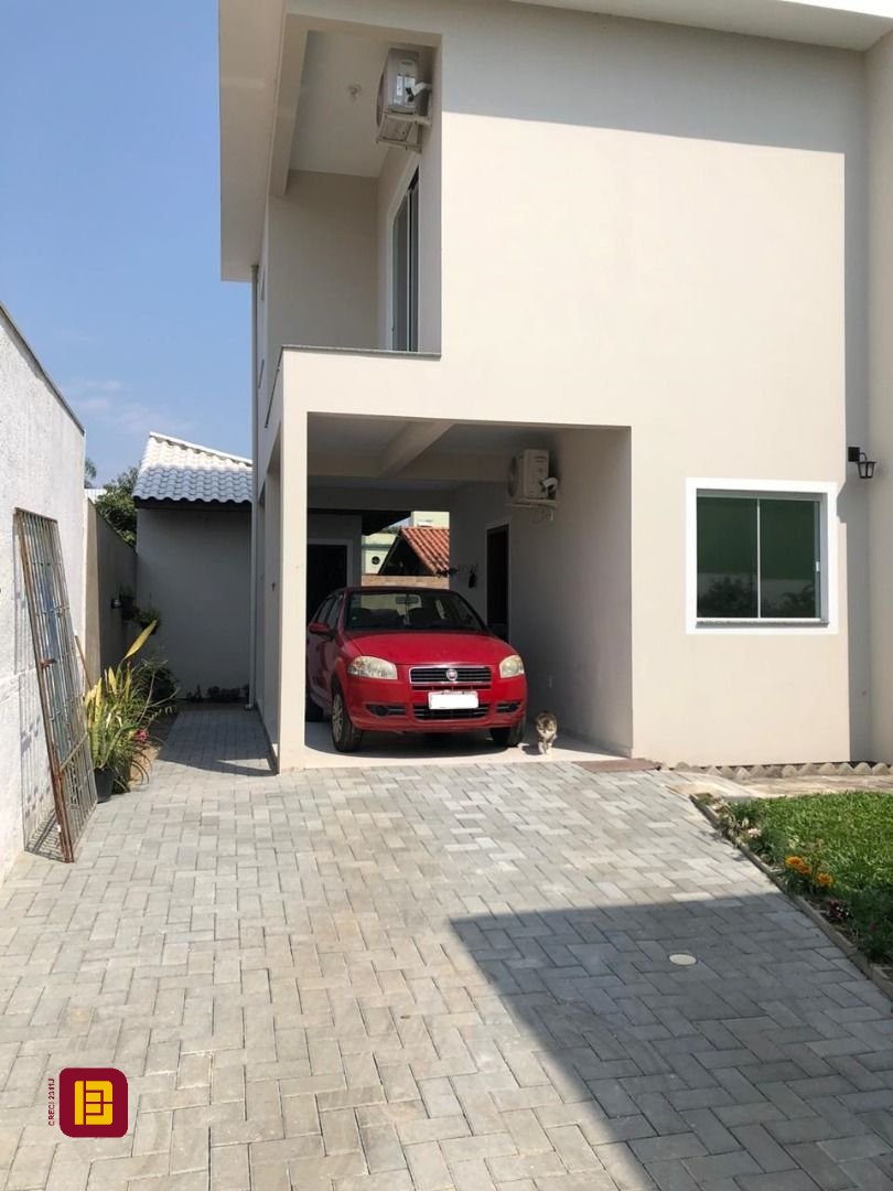Casa com 197m², 5 quartos (sendo 1 suíte), 3 garagens, no bairro Campeche em Florianópolis
