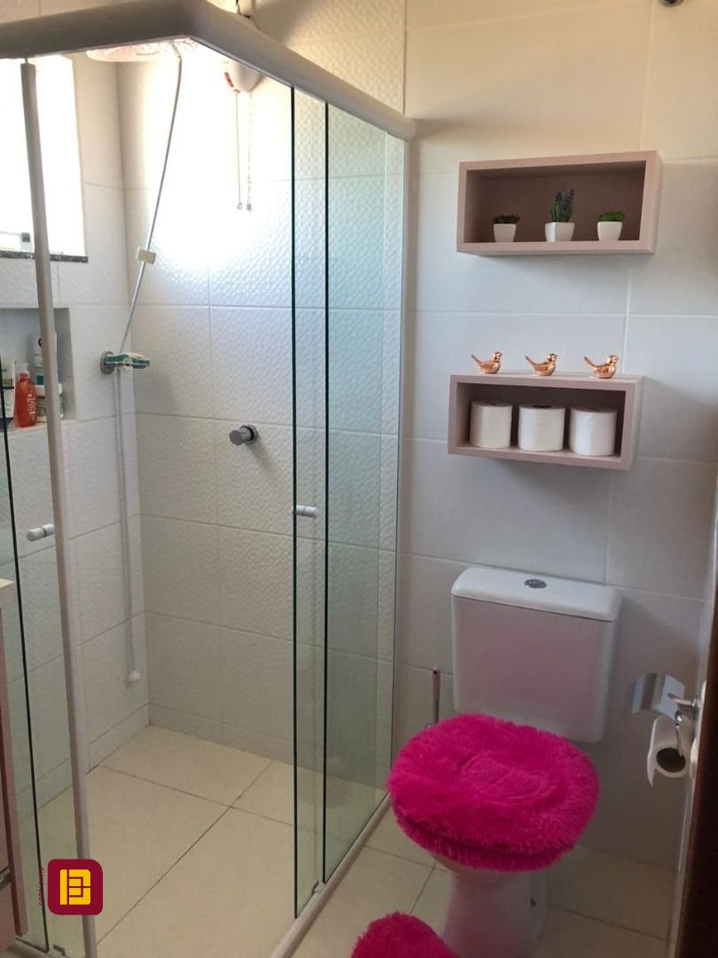 Casa com 197m², 5 quartos (sendo 1 suíte), 3 garagens, no bairro Campeche em Florianópolis
