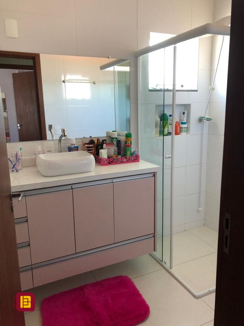 Casa com 197m², 5 quartos (sendo 1 suíte), 3 garagens, no bairro Campeche em Florianópolis