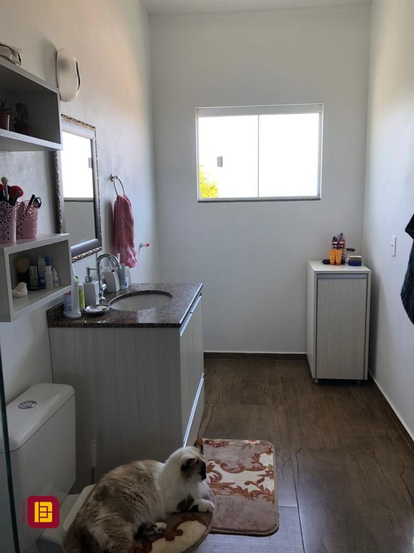 Casa com 197m², 5 quartos (sendo 1 suíte), 3 garagens, no bairro Campeche em Florianópolis