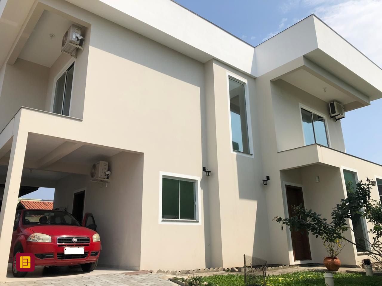 Casa com 197m², 5 quartos (sendo 1 suíte), 3 garagens, no bairro Campeche em Florianópolis