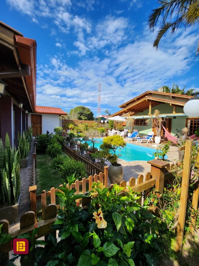 Casa com 250m², 6 quartos (sendo 2 suítes), 3 garagens, no bairro Armação do Pântano do Sul em Florianópolis