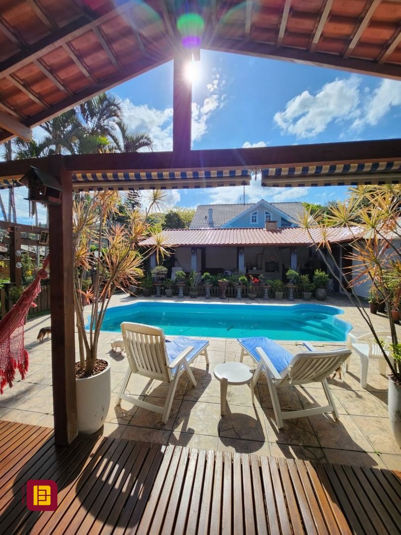 Casa com 250m², 6 quartos (sendo 2 suítes), 3 garagens, no bairro Armação do Pântano do Sul em Florianópolis