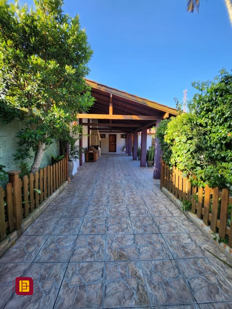 Casa com 250m², 6 quartos (sendo 2 suítes), 3 garagens, no bairro Armação do Pântano do Sul em Florianópolis