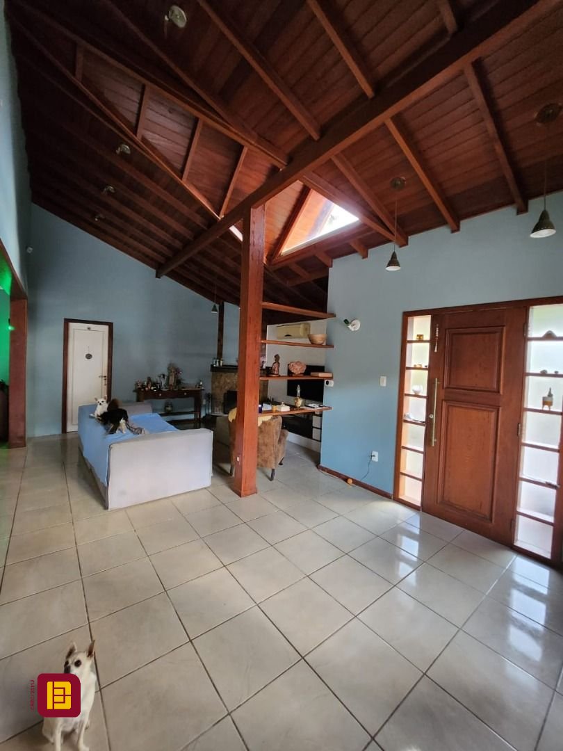 Casa com 250m², 6 quartos (sendo 2 suítes), 3 garagens, no bairro Armação do Pântano do Sul em Florianópolis