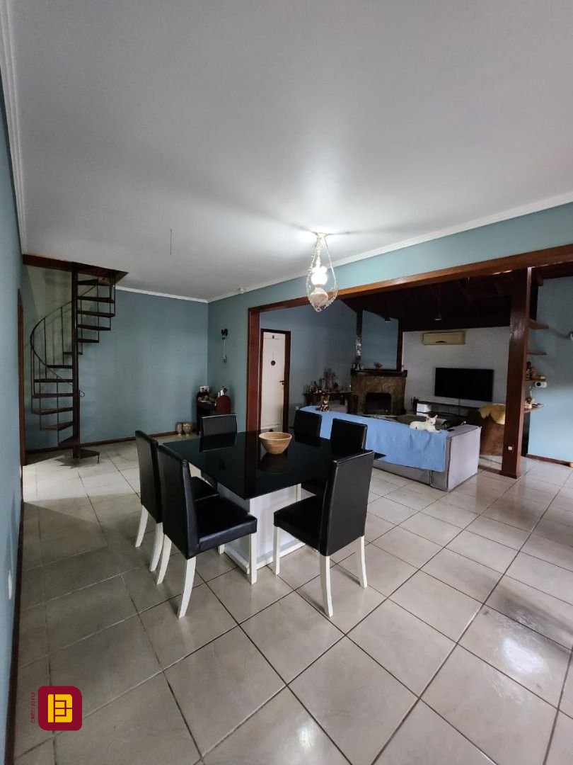 Casa com 250m², 6 quartos (sendo 2 suítes), 3 garagens, no bairro Armação do Pântano do Sul em Florianópolis