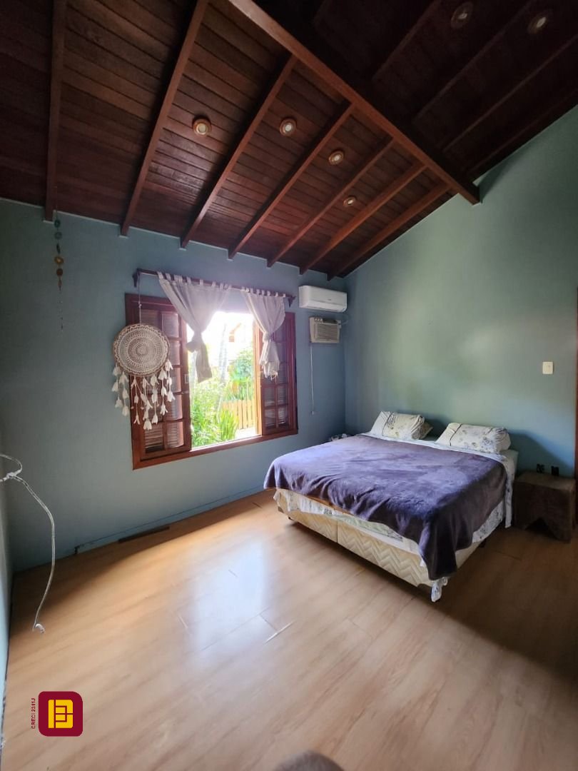 Casa com 250m², 6 quartos (sendo 2 suítes), 3 garagens, no bairro Armação do Pântano do Sul em Florianópolis