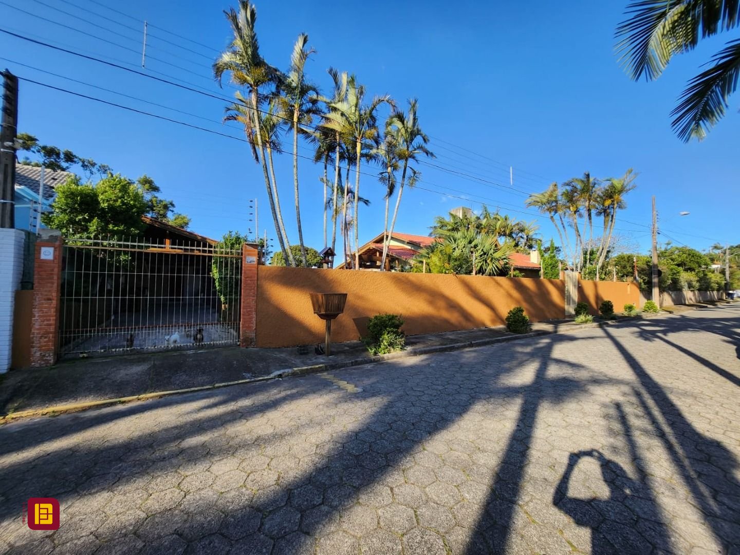 Casa com 250m², 6 quartos (sendo 2 suítes), 3 garagens, no bairro Armação do Pântano do Sul em Florianópolis