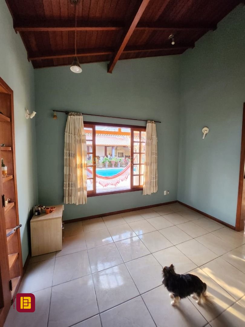 Casa com 250m², 6 quartos (sendo 2 suítes), 3 garagens, no bairro Armação do Pântano do Sul em Florianópolis