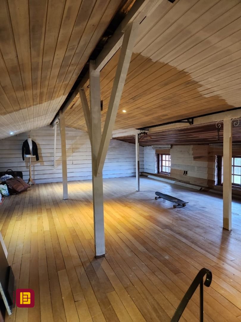Casa com 250m², 6 quartos (sendo 2 suítes), 3 garagens, no bairro Armação do Pântano do Sul em Florianópolis