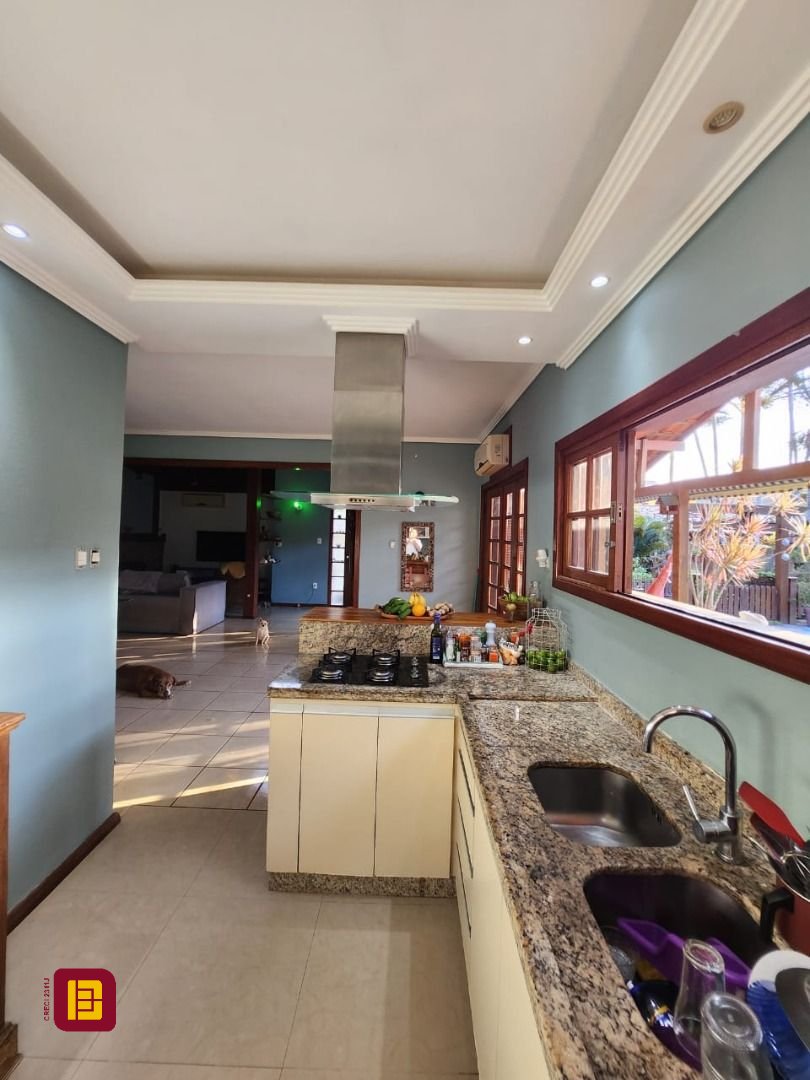 Casa com 250m², 6 quartos (sendo 2 suítes), 3 garagens, no bairro Armação do Pântano do Sul em Florianópolis