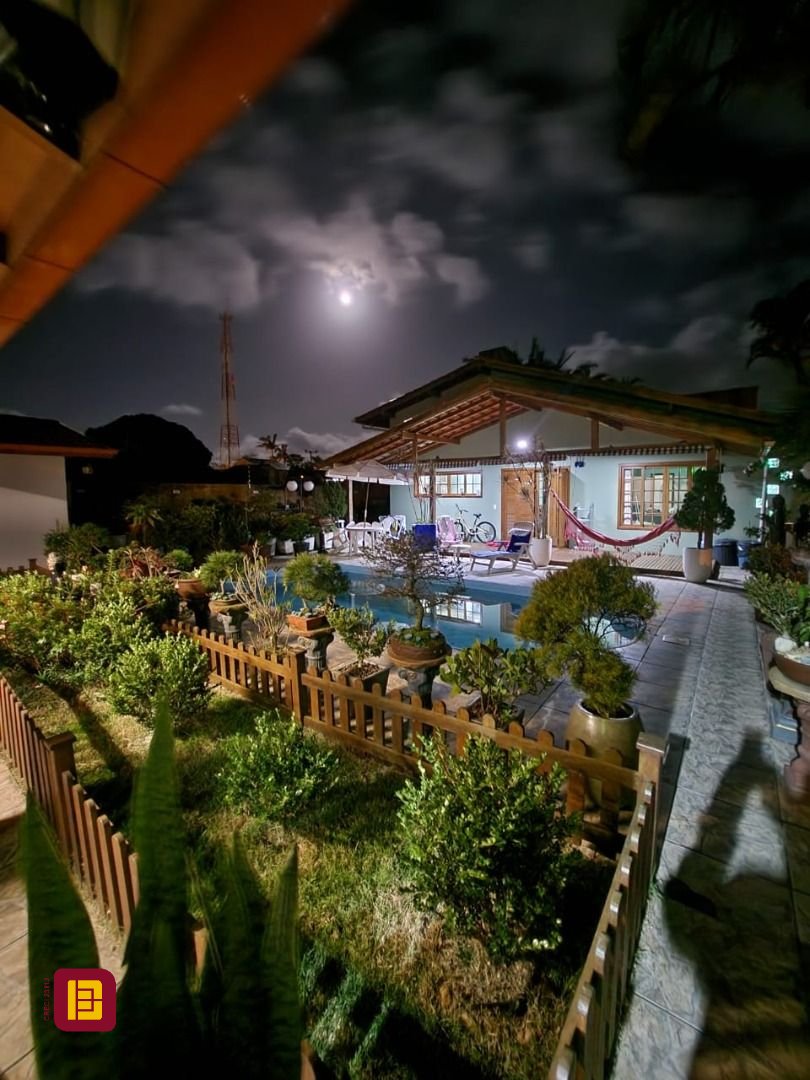 Casa com 250m², 6 quartos (sendo 2 suítes), 3 garagens, no bairro Armação do Pântano do Sul em Florianópolis