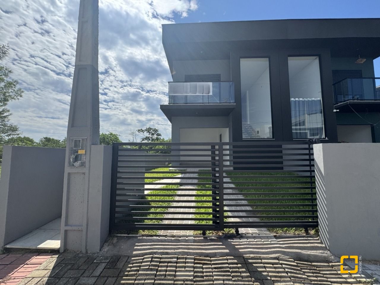 Casa com 204m², 4 quartos (sendo 1 suíte), 2 garagens, no bairro Campeche em Florianópolis