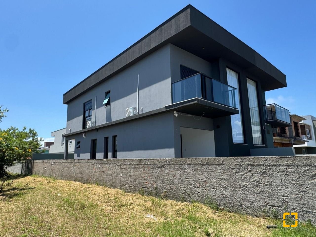 Casa com 204m², 4 quartos (sendo 1 suíte), 2 garagens, no bairro Campeche em Florianópolis