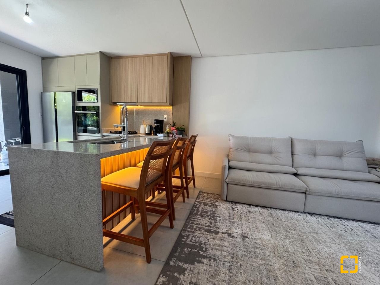 Casa com 204m², 4 quartos (sendo 1 suíte), 2 garagens, no bairro Campeche em Florianópolis