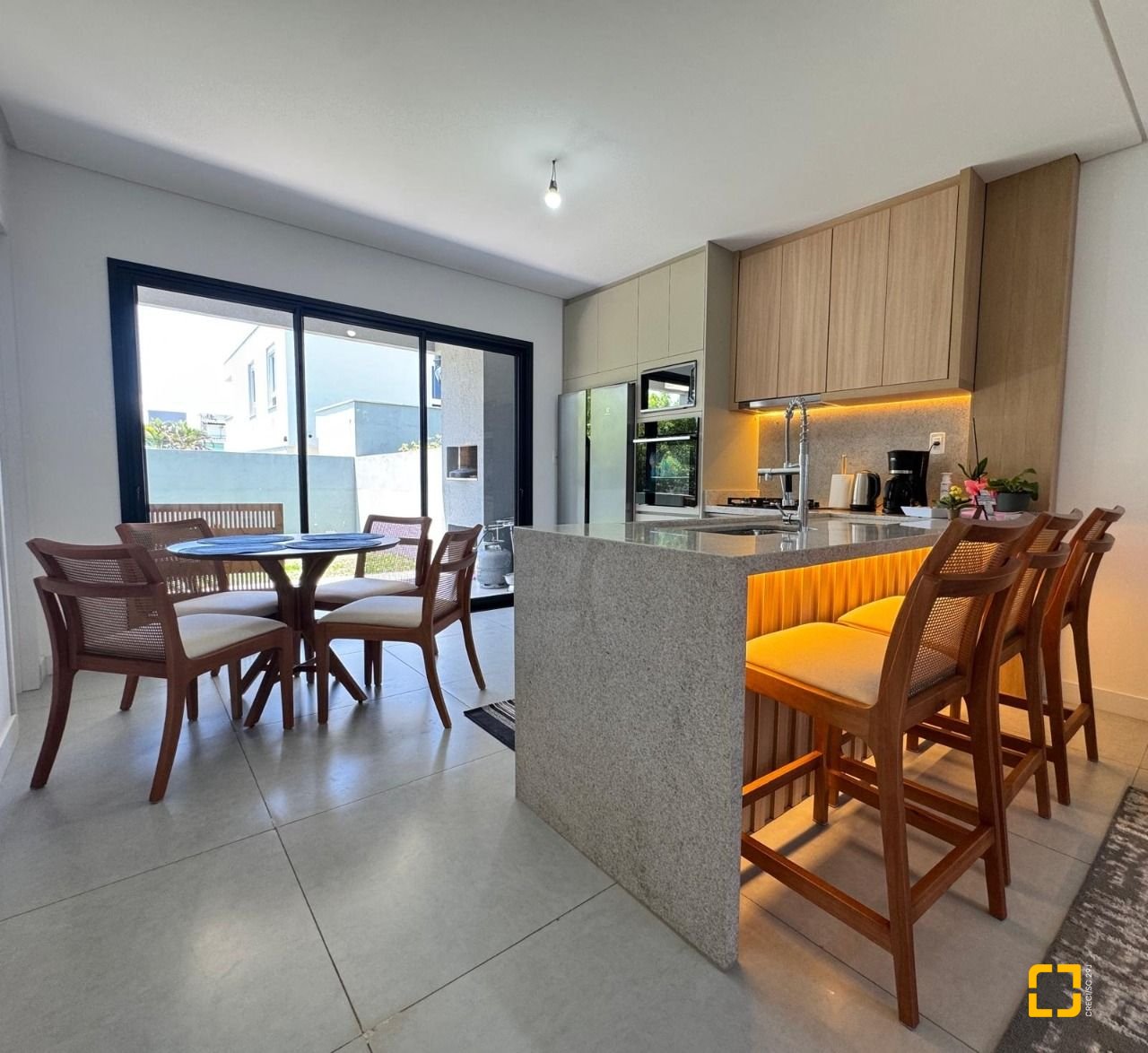 Casa com 204m², 4 quartos (sendo 1 suíte), 2 garagens, no bairro Campeche em Florianópolis