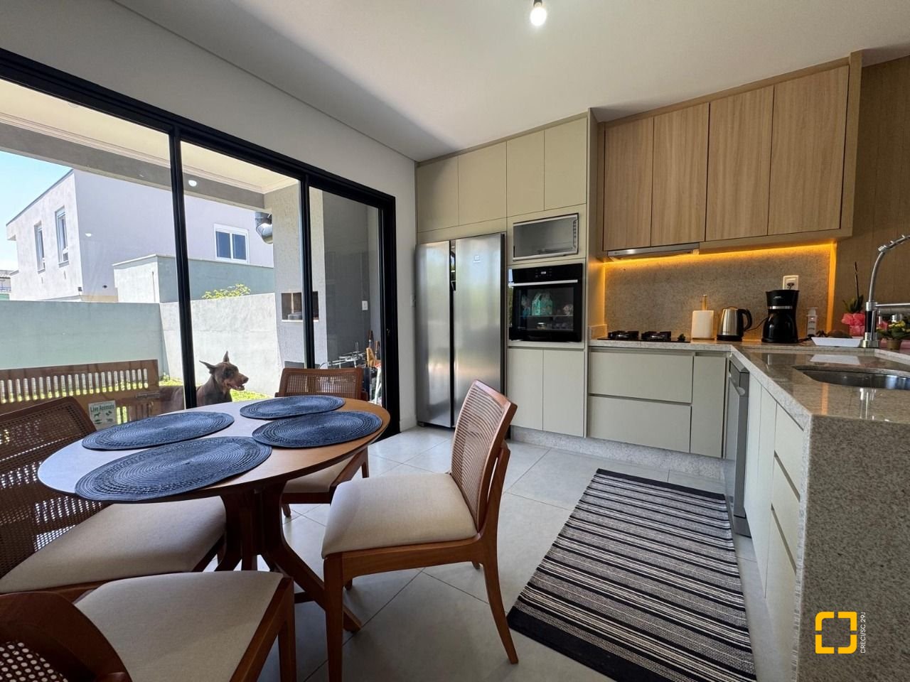 Casa com 204m², 4 quartos (sendo 1 suíte), 2 garagens, no bairro Campeche em Florianópolis