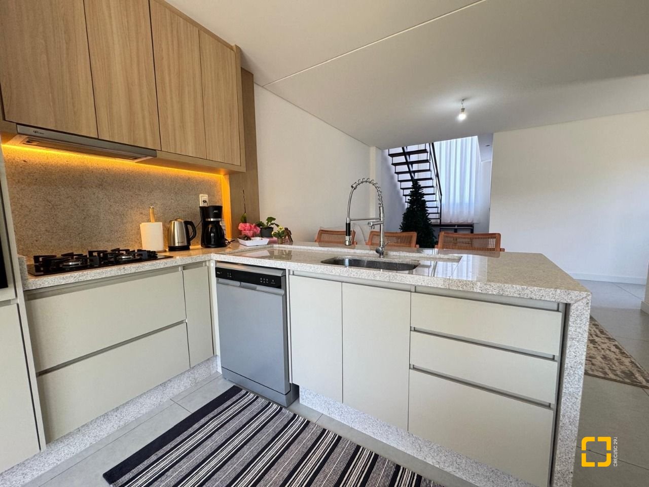 Casa com 204m², 4 quartos (sendo 1 suíte), 2 garagens, no bairro Campeche em Florianópolis