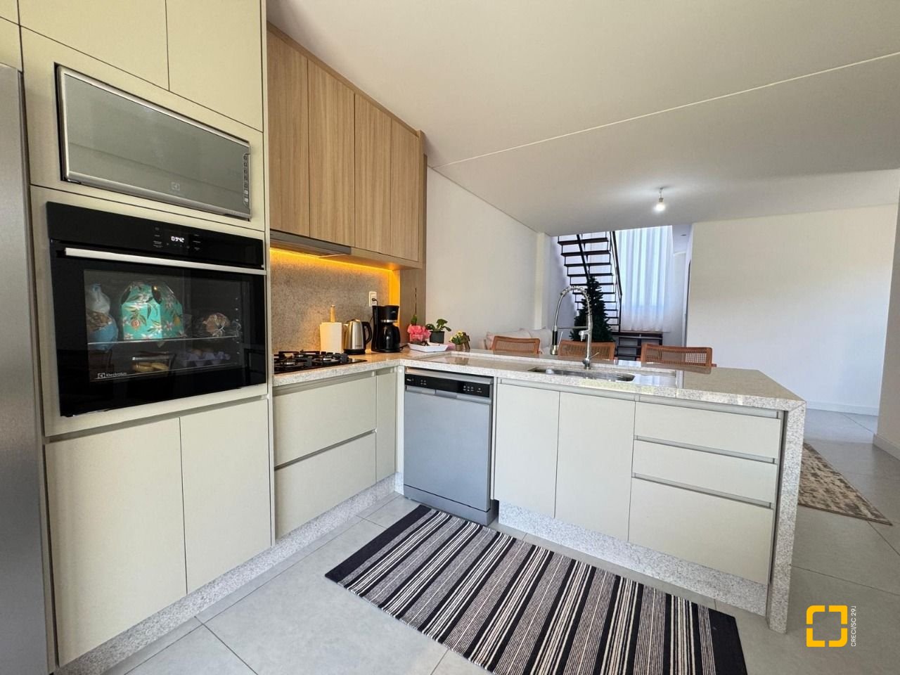 Casa com 204m², 4 quartos (sendo 1 suíte), 2 garagens, no bairro Campeche em Florianópolis