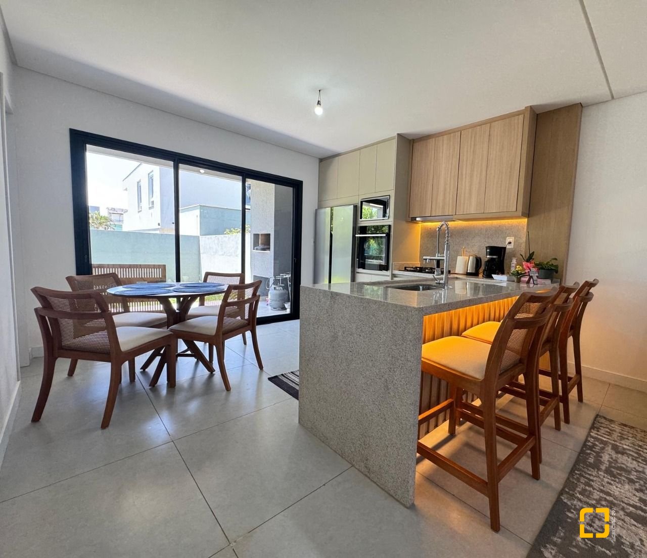 Casa com 204m², 4 quartos (sendo 1 suíte), 2 garagens, no bairro Campeche em Florianópolis