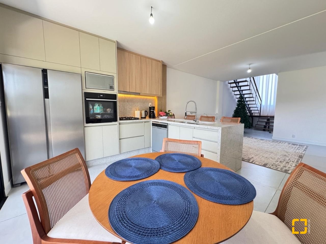 Casa com 204m², 4 quartos (sendo 1 suíte), 2 garagens, no bairro Campeche em Florianópolis
