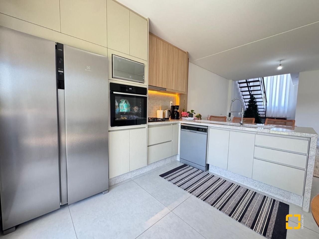 Casa com 204m², 4 quartos (sendo 1 suíte), 2 garagens, no bairro Campeche em Florianópolis