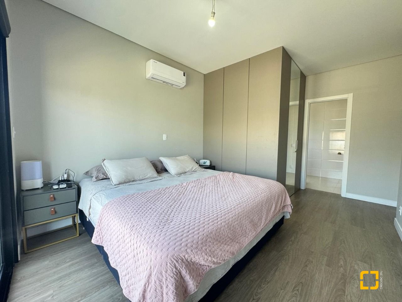 Casa com 204m², 4 quartos (sendo 1 suíte), 2 garagens, no bairro Campeche em Florianópolis