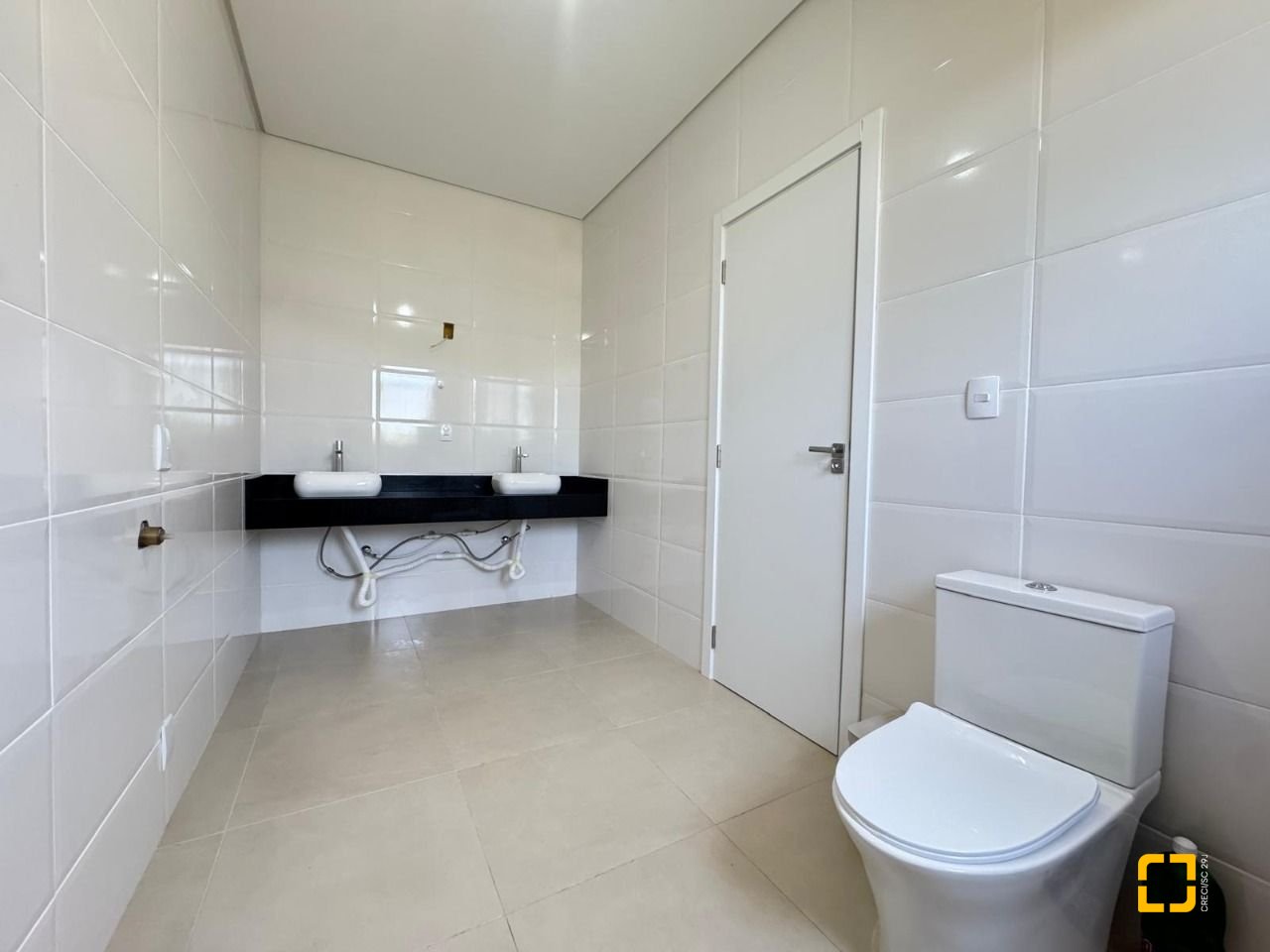 Casa com 204m², 4 quartos (sendo 1 suíte), 2 garagens, no bairro Campeche em Florianópolis