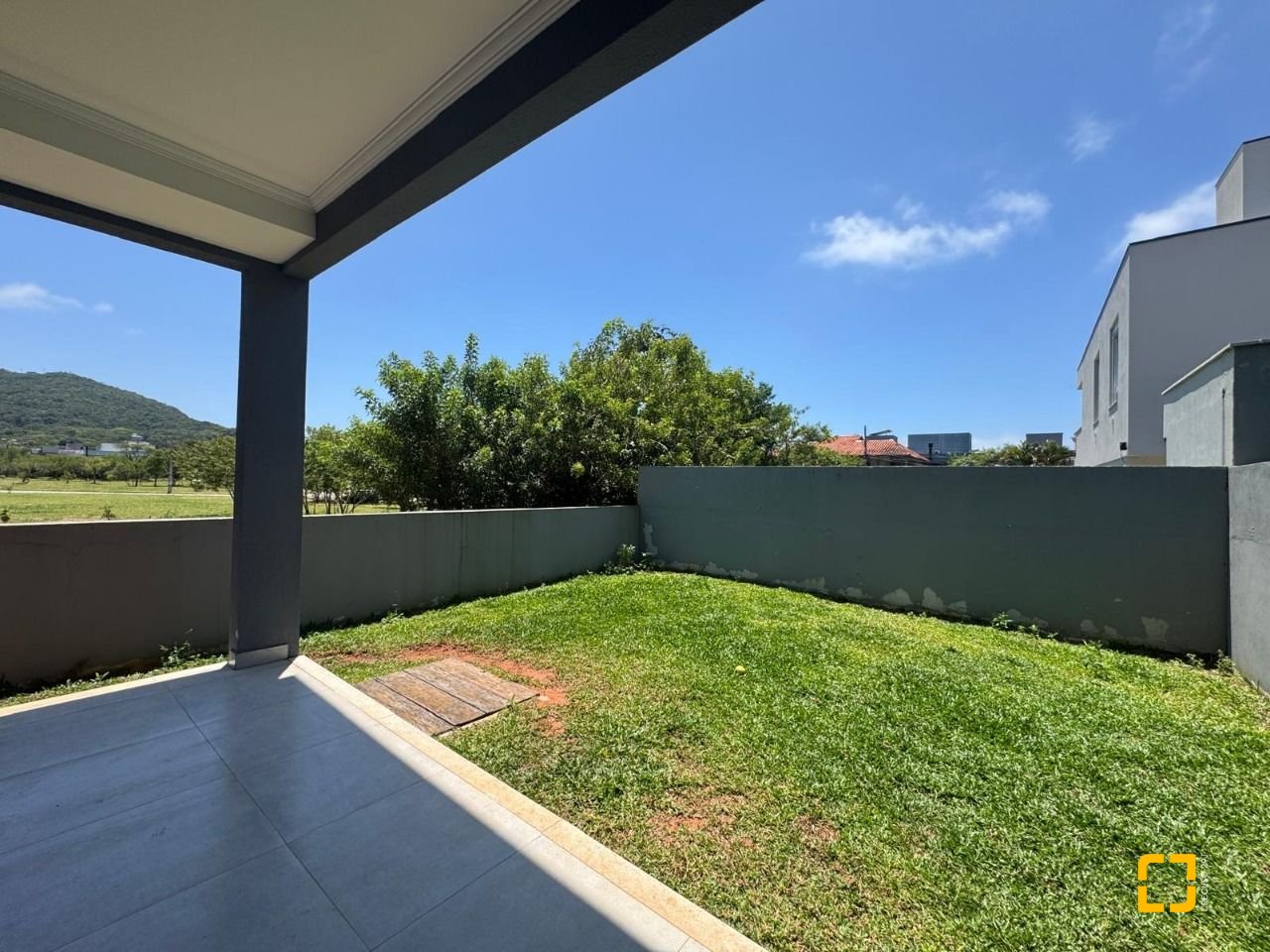 Casa com 204m², 4 quartos (sendo 1 suíte), 2 garagens, no bairro Campeche em Florianópolis