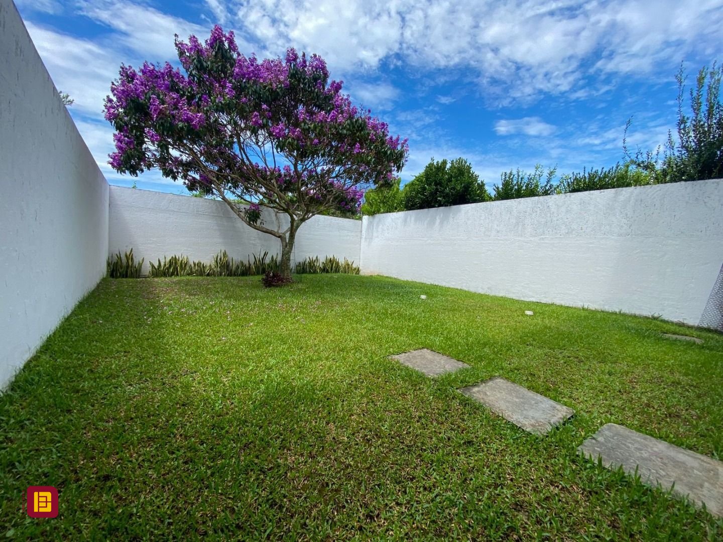 Casa com 141m², 4 quartos (sendo 1 suíte), 2 garagens, no bairro Campeche em Florianópolis